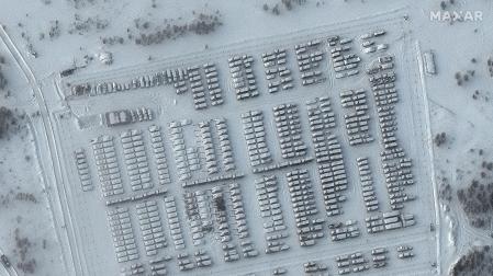 Imagen de satélite que muestra batallones y vehículos militares, ayer miércoles en Yelnya (Rusia)