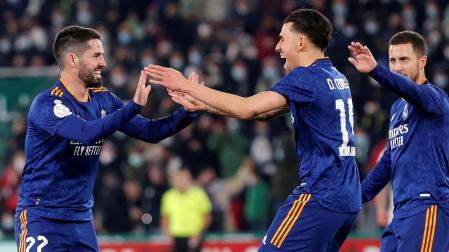 El centrocampista del Real Madrid Francisco Alarcón "Isco" (i) celebra su gol, primero del equipo ante el Elche CF, durante el partido de octavos de final de la Copa del Rey que se disputa este jueves en el estadio Martínez Valero, en Elche