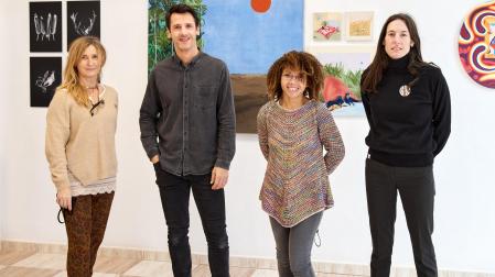 Cuatro de los artistas que participan en la exposición. De izda a dcha: Cristina Cidriain (pintura),  Mikel Muruzábal (fotografía),  Alexandra Gapihan (obra mixta) y Ainhoa Sánchez (cerámica).