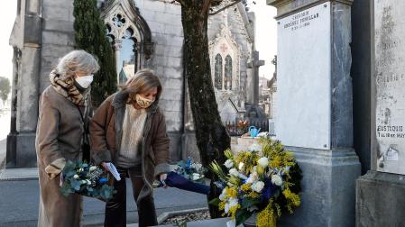 La hermana de Gregorio Ordóñez y presidenta de Covite, Consuelo Ordoñez (c), y su viuda, Ana Iribar (i), participan en el cementerio de Polloe de San Sebastián