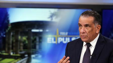 El presentador de noticias mexicano Leonardo Schwebel