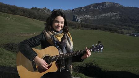 Ane Martija este lunes en Etxeberri, con su guitarra. De fondo, el monte Erga a la derecha y Dos Hermanas, a la izquierda.