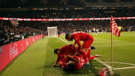 Varios jugadores del Atlético de Madrid celebran un gol en el tiempo de descuento