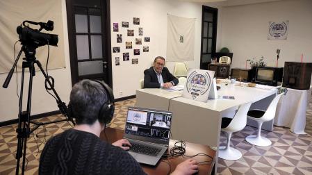 Xabier Aramburu, en la mesa de control, y Gonzalo García, en la del estudio de la catedral.