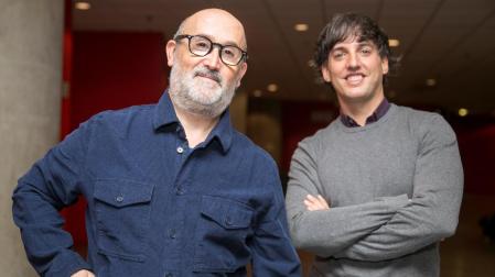El actor Javier Cámara (i) y el guionista Diego San José (d), creador de la serie 'Venga Juan', posan en los pasillos del Auditorio de Zaragoza