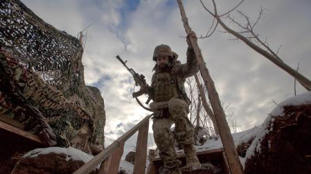 Un miembro del servicio de las fuerzas armadas ucranianas camina en posiciones de combate cerca de la línea de separación de los rebeldes respaldados por Rusia cerca de Horlivka, en la región de Donetsk