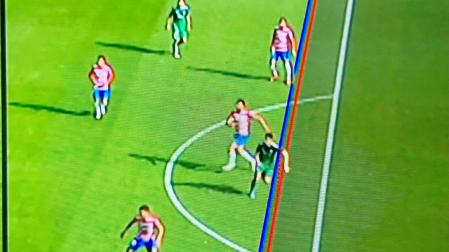 La línea roja que traza el VAR no es correcta ya que sale del brazo de Budimir y no del hombro