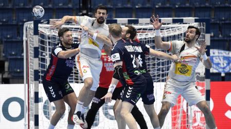La intensa y contundente defensa noruega -en la foto frenando a Casado - fue uno de los grandes problemas para España en el partido de ayer