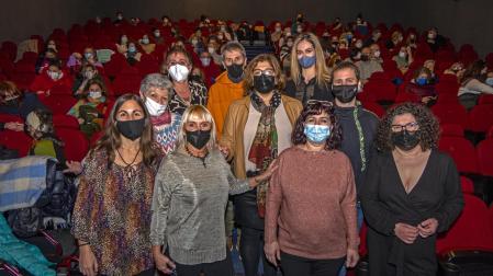 El equipo de actores y actrices del cortometraje ‘La psicóloga clandestina’ junto con las directoras, María Castejón e Idoia Santxez, antes del estreno en Los Llanos