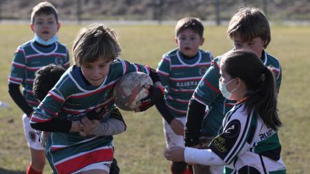 Un jugador de La Única hace un placaje a un rival del Iruña, el pasado fin de semana en el campo de rugby de la UPNA