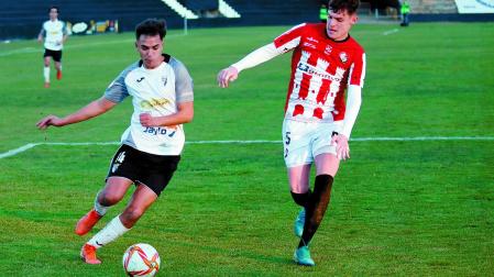 Yasin Lorenzo, del Tudelano, disputa un balón ante César Fernández
