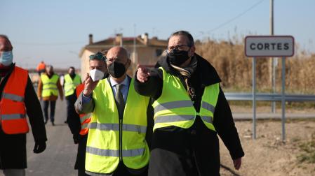 El consejero Ciriza con el alcalde de Cortes, Fernando Sierra en la visita a las obras de la carretera entre Cortes y Aragón
