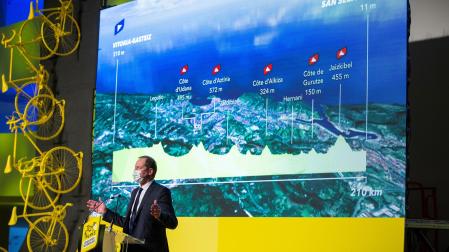 El director del Tour de Francia, Christian Prudhomme, interviene durante el actro celebrado este miércoles en Vitoria para dar a conocer los detalles de los recorridos de las tres primeras etapas de la edición 2023 de la carrera francesa que arrancará en