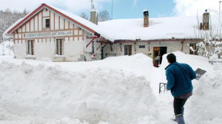 Imagen del edificio principal del ‘Guardetxe’ o Casa Forestal de Aralar, durante unas nevadas. Hoy día no existe