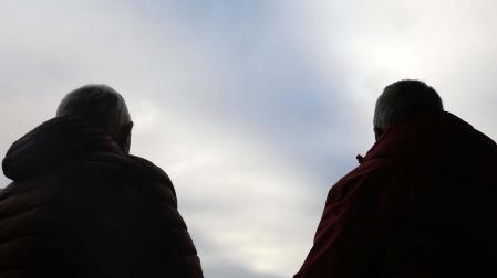 José y Iosu, dos alcohólicos de Pamplona en recuperación de 65 y 61 años, posan de espaldas mirando hacia el futuro con esperanza