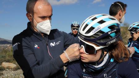 La ciclista Sheyla Gutiérrez se somete a la prueba del lactato con el técnico Servando Velarde, en la última concentración en Almería
