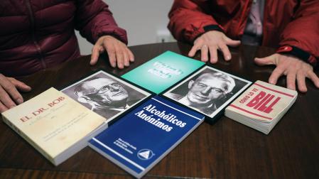 Algunos de los libros de Alcohólicos Anónimos escritos por los fundadores, Bob Smith y Bill Wilson