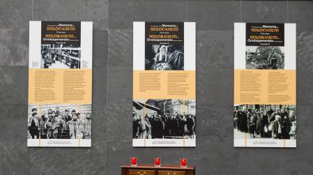 Instalación colocada en el Atrio del Parlamento de Navarra con motivo del Día Europeo de la Memoria del Holocausto