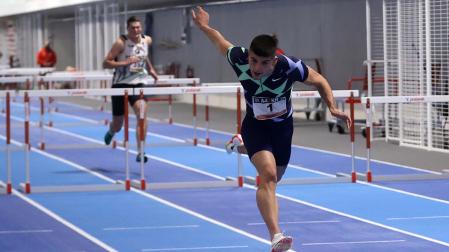 Asier Martínez cruza la meta en 7.65 el pasado día 7 en Zizur, que le dio la mínima para el Mundial