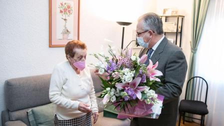 El alcalde felicita a Maria Paz Amézqueta Diez de Ulzurrun que hoy cumple 100 años