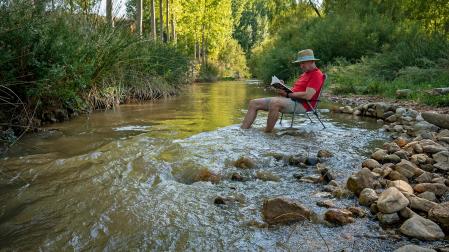 El escritor Carlos Aurensanz en el río de Oliete, localidad en cuyo certamen participó junto a Cristina Fallarás.