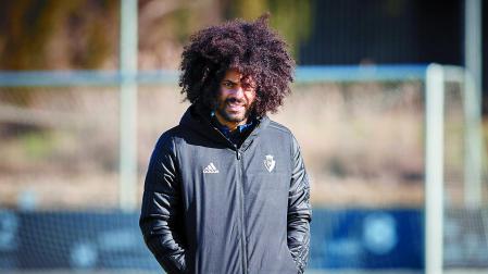 El central rojillo Aridane Hernández sigue una de las últimas sesión de entrenamiento en Tajonar