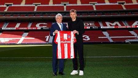 Daniel Wass, junto al presidente del Atlético, Enrique Cerezo, durante su presentación