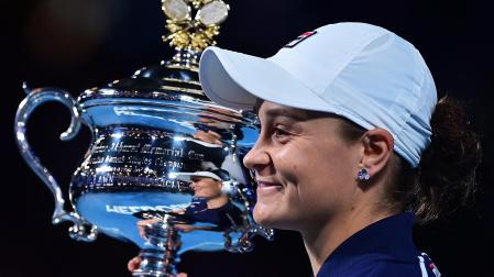La australiana Ashleigh Barty posa con el trofeo tras adjudicarse el Abierto de Australia