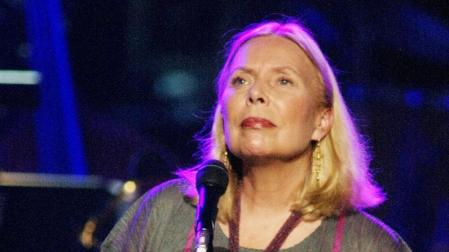 Joni Mitchell, durante un concierto