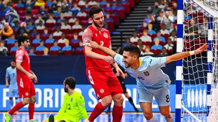 Adolfo celebra uno de los goles ante Georgia