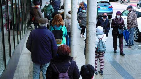 Personas esperando para ser atendidos en el centro de salud de la Rochapea