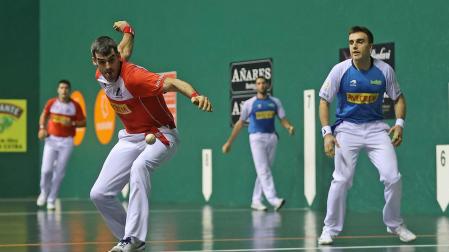 Joseba Ezkurdia golpe a la pelota en presencia de Jon Ander Peña durante el partido en el Labrit