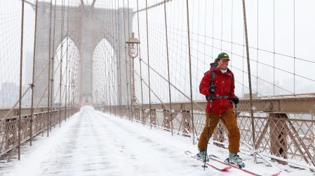 Un neoyorquino atraviesa con esquís el puente de Brooklyn