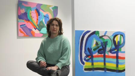 lba Martínez, junto a dos de las pinturas que expone en el espacio Apaindu, unas obras llenas de color y formas con las que la artista expresa sus pulsos vitales.
