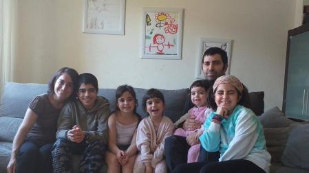 De izquierda a derecha: Isabel Sánchez Alfaro; sus hijos José, June, Haizea, Ariane y Anne; y su marido, Rubén Alves. La familia se ha fotografiado en su casa de Olloki