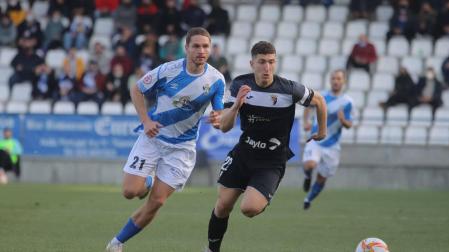 Aitor González, del Tudelano, perseguido por Jon Ceberio, del Talavera