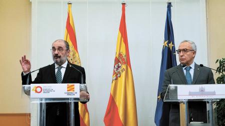 Javier Lambán (izda.), presidente de Aragón, junto al presidente del COE, Alejandro Blanco.