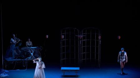 Escena de 'Tránsitos', espectáculo de teatro-danza de la compañía navarra Amico Teatro
