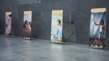 Parlamento acoge una exposición que busca visibilizar la fibrosis quística