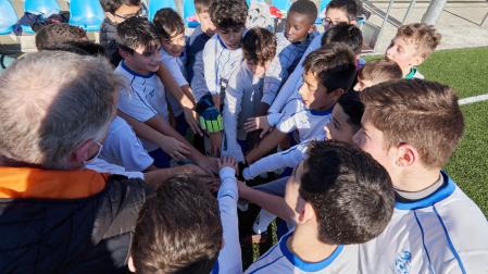 Los jugadores del Burladés hacen un grito de ánimo ante de comenzar el partido del sábado en Ripagaina
P:
L: Pamplona
T: Campo de Fútbol de Ripagaina. Futbol Infantiles. Paritdo Burladés-San Ignacio