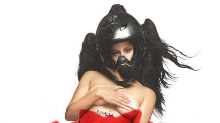 La cantante posó con casco en la portada de su disco 'Motomami'