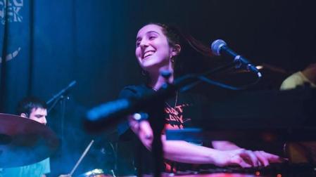 Leire Iribarne, la vocalista y teclista navarra en un concierto de Diabolo Kiwi
