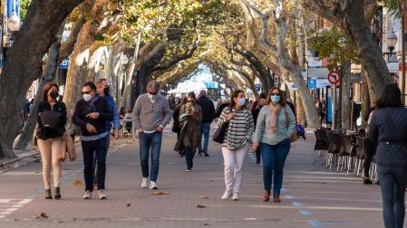 Varias personas pasean por una calle de la localidad alicantina de Denia