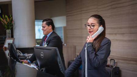 Recepcionistas en un hotel, empleos que suelen requerir idiomas