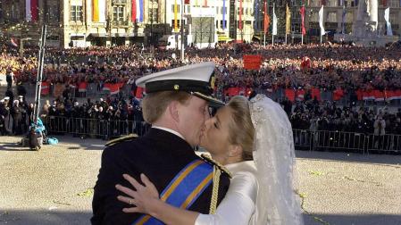 Guillermo y Máxima se besan en el balcón del palacio tras su boda en 2002