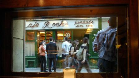 El Café Roch, en los tiempos previos a la pandemia, desde el interior del bar Burgalés