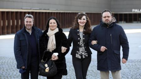 Yves Abel (izq.), director musical, junto a los cantantes Maria Pia Piscitelli, María José Montiel y Sergio Escobar, en la Plaza de Baluarte.