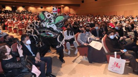 El festival comenzó con danzas del dragón y el león (imagen), impulsadas por Patxi Olóriz y sus alumnos de la escuela Kun Fu ‘Zhong Yi Tang’