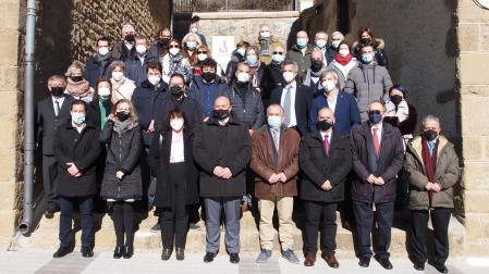 Autoridades, expertos y asistentes posaron antes del acto de ayer en Petilla de Aragón que abordó la figura de Santiago Ramón y Cajal