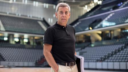 José Ramón Santesteban, subdirector de Infraestructuras Deportivas, en el Navarra Arena, la instalación ‘estrella” de la Comunidad